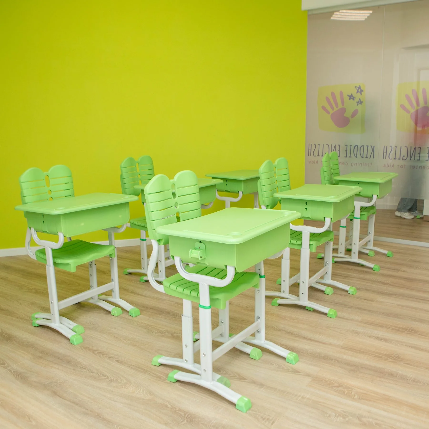 кабинет с зелёными партами в Kiddie English