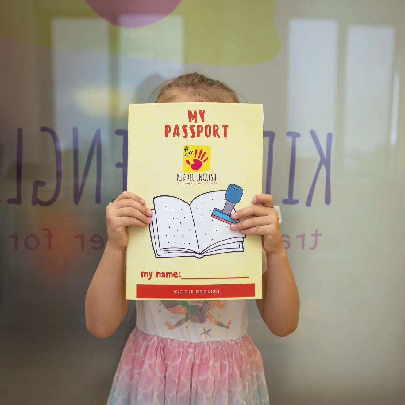 ученица показывает дневник MY PASSPORT