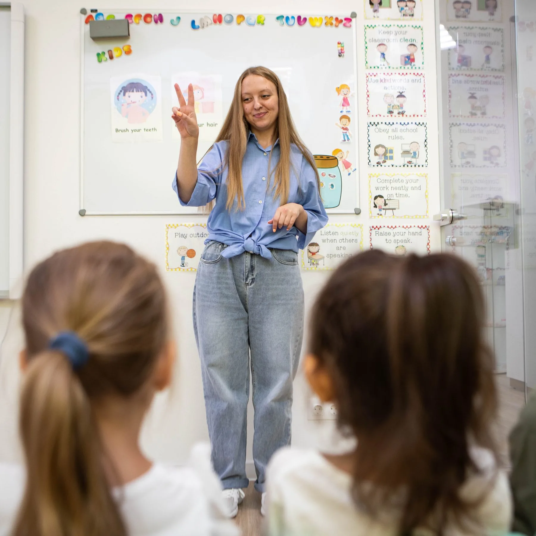 преподаватель на занятии с подростками