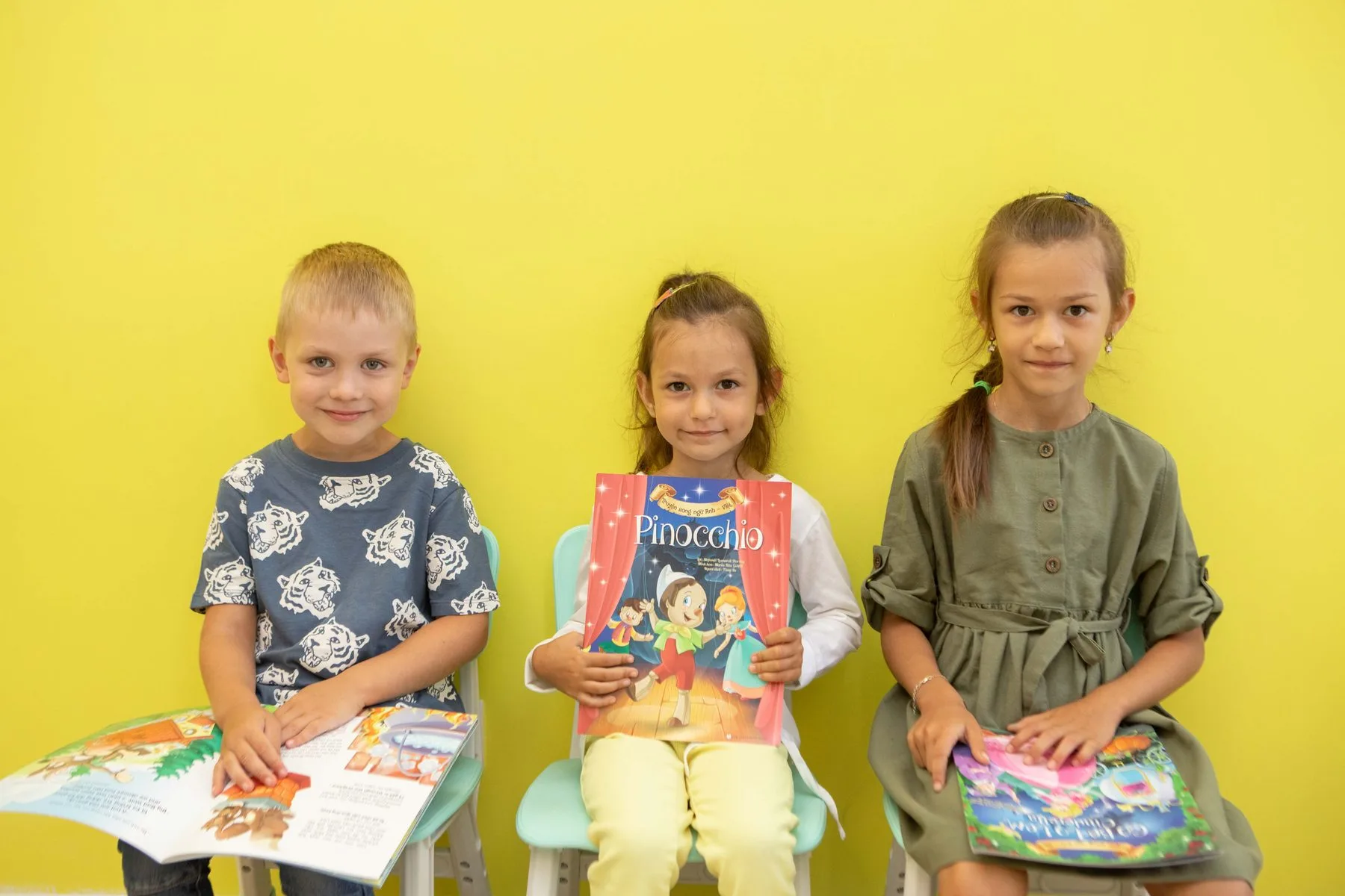 ученики Kiddie English с английскими книгами